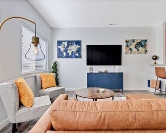 Fresh townhome in Nampa Idaho with 3 bedrooms - Nampa - Living room