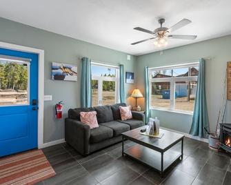 New Listing! Castle in the sky X - West Yellowstone - Living room