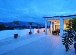Stylish, Unique Artistic at your fingertip- 5 minutes from the beach - Baler - Balcón