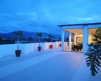 Stylish, Unique Artistic at your fingertip- 5 minutes from the beach - Baler - Balcony