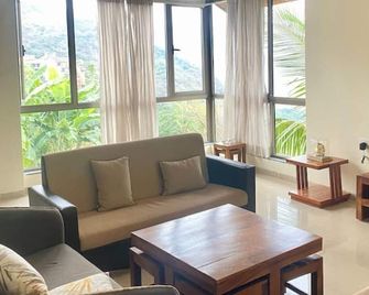 Rutu Villa-A lake view home stay - Lavasa - Living room