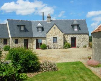 Renovated longère with character - Plouvorn - Edificio