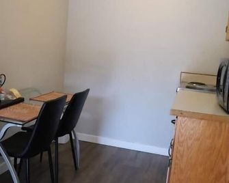 Skylite Motel - Parksville