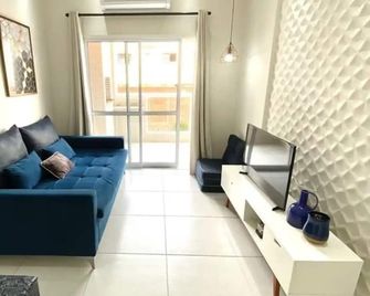 Apto novo e arejado com uma ampla sacada - Bertioga - Living room