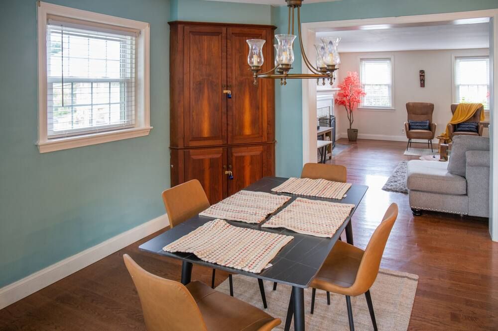 Charming 4bdrooms I 2.5 bath I Free Parking I 1 block from Wedding Venue