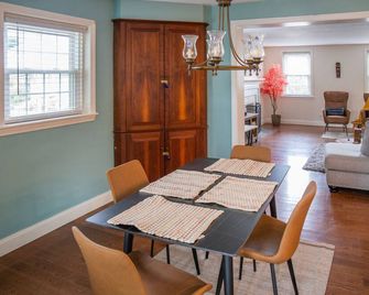 Charming 4bdrooms I 2.5 bath I Free Parking I 1 block from Wedding Venue - Drexel Hill - Dining room