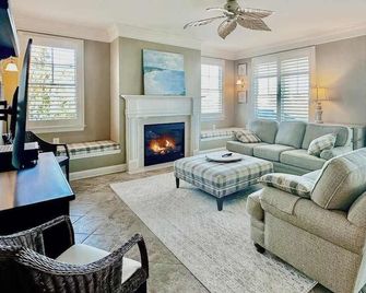 The Peninsula house w/ indoor/outdoor pools, on-site golf & tennis/pickleball - Millsboro - Sala de estar