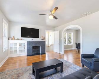 Highland villa near downtown and military base. - San Antonio - Living room