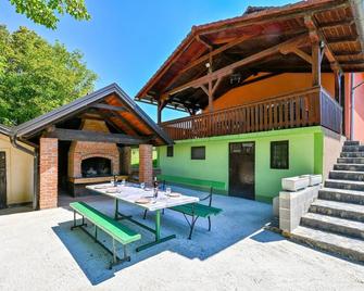 Amazing home in Mirkopolje with 3 Bedrooms, WiFi and Outdoor swimming pool - Ozalj - Patio