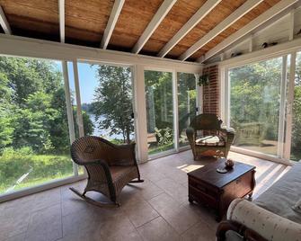 Charming 2-bedroom waterfront cottage in Montross - Montross - Sala de estar