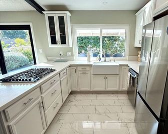 Spacious 4-bedroom w/office in lovely Simi Valley- 6 hole putting course! - Simi Valley - Cucina
