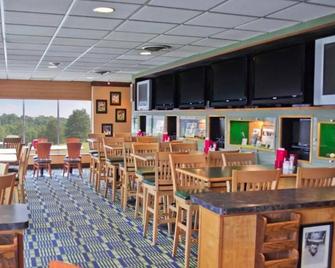 Indulgent Haven: Studio w Indoor Pool & Spa Sauna - Morgantown - Restaurant