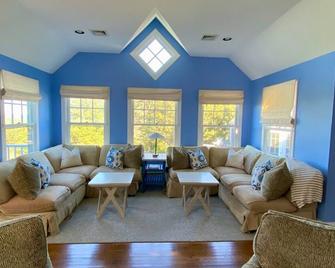 Private Chilmark Home, 5br,5 Bath, 2 Outdoor Showers, Ac - 칠마크 - 거실