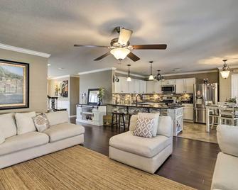 Luxe Home 30 Miles to Houston with Pool and Grill - Cypress - Living room