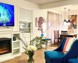 Charming Cottage Near Downtown Sac with Office & Fast WiFi - Σακραμέντο - Σαλόνι