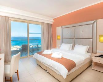 Grand Blue Beach Hotel - Kardamena - Schlafzimmer