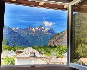Hotel Oberland - Le Bourg-dʼOisans - Balcony