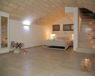 In the center of Altamura, comfortable accommodation in every respect. - Altamura - Bedroom