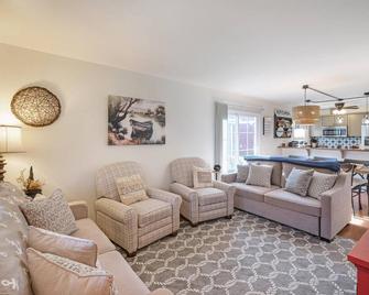 River Shores Cottage - Ottawa - Living room