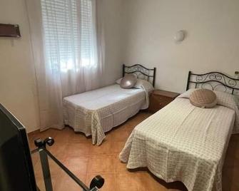 Hostal Chiquinino II - Higuera la Real - Habitación