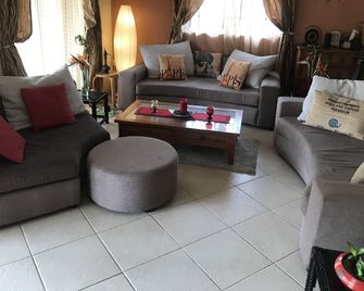 Large Villa with swimming pool in a residential area 5 minutes from the beach - Tamarin - Living room