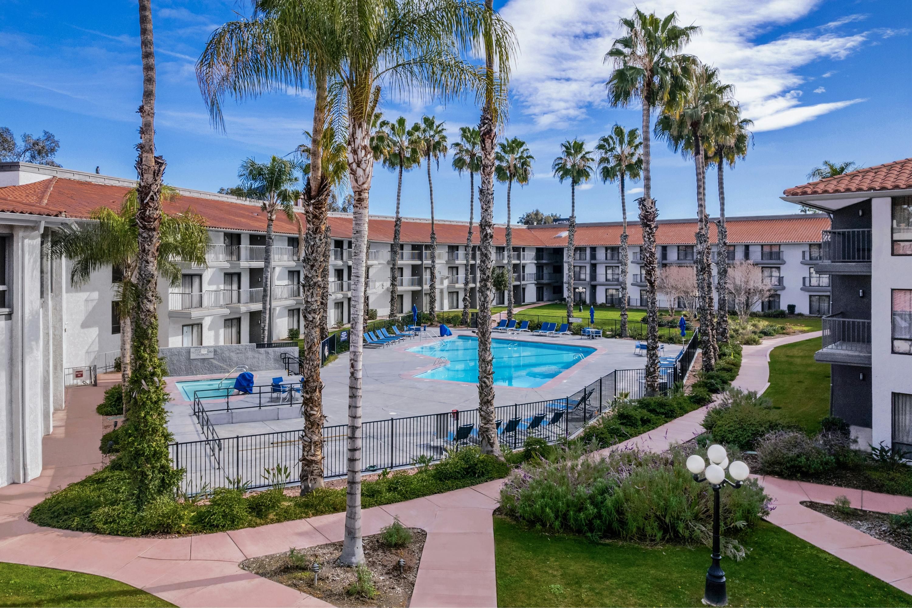 DoubleTree by Hilton Bakersfield - Bakersfield - Pool