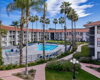 DoubleTree by Hilton Bakersfield - Bakersfield - Pool