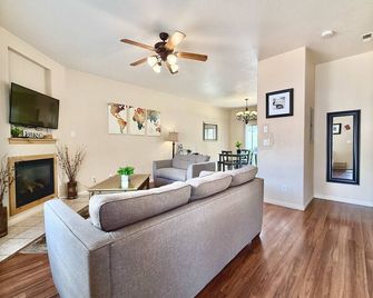 Kasa Kanab Modern Townhome Pet Friendly - Kanab - Living room