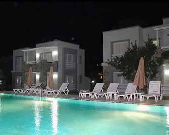 Torba Residence - Torba - Zwembad