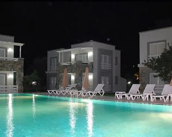 Torba Residence - Torba - Bazén