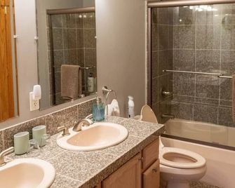 Pine Forest Villa w/hot tub 5 min from Lake - Arkdale