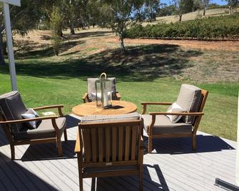 O'Briens of Clare - Stylish Vineyard Accommodation - Clare - Terasa