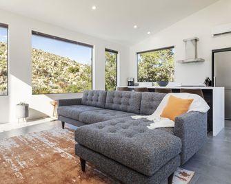 A Little Tish - Secluded Stargazers Getaway 2 Bedroom Home by RedAwning - Yucca Valley - Huiskamer