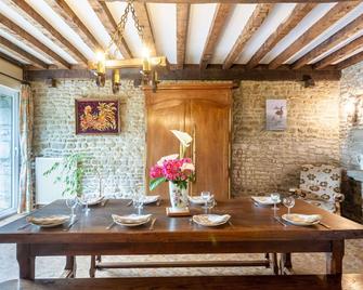 Wonderful private villa for 8 guests with internet, TV, pets allowed and parking - Aucey-la-Plaine - Restaurante