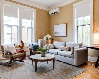 The Centerboard Nantucket - Nantucket - Living room