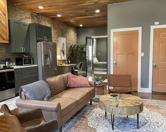 Silver Moon Heights Loft with unique balcony - Chillicothe - Вітальня