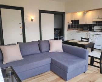 Charming Nest Atop Bolton Hill Brownstone w/ Parking & Free Wifi - Baltimore - Living room