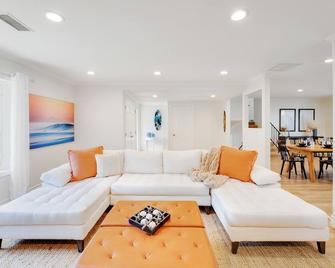 462 Huge pool with massive home, Sleeps 12 - Dana Point - Living room