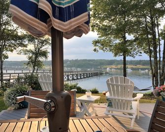 Lovely waterfront cottage on Pemaquid Harbor. Weekly stays Saturday to Saturday. - Bristol - Patio