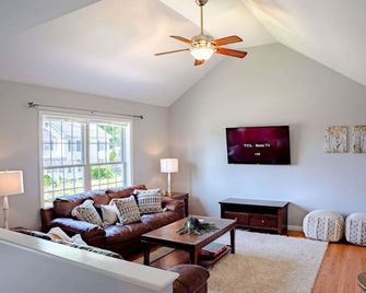 11 - 4 Bedrooms 3 Baths Sleeps up to 10 - Plainville - Pokój dzienny