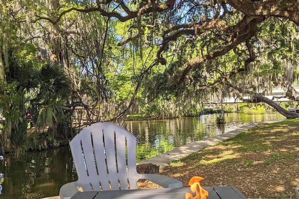 Cottage 31, Hibiscus Hut - Dora Canal Court - a downtown, waterfront community - Tavares