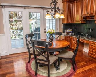 Large Luxury Family Home Near Five Colleges. The TOP short term rental in area! - Hadley - Eetruimte
