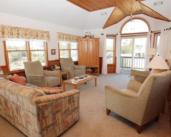 CD12, Marsh Rose Cottage- Oceanside, Dogs Welcome, Easy walk to the Beach - Duck - Living room