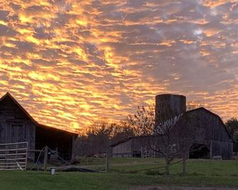 Family Friendly Farm, Mnt Sunsets, Private, Central To Br Parkway & Much More!! - Woodlawn - Building