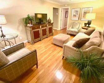 Chic Condo in Downtown Raleigh - Raleigh - Living room