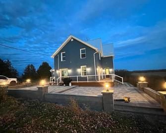 Remote & peaceful 3BR/2BA Luxury Getaway on a remote farm 10 min to DT Beaverton - Beaverton - Building