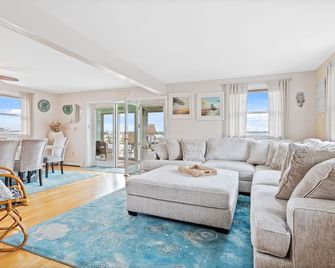 Spacious Seabrook Beach Home, Breathtaking Sunsets - Seabrook - Living room