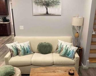 Sugar River Treehouse -relaxing escape among the trees on the serene Sugar River - Newport - Living room