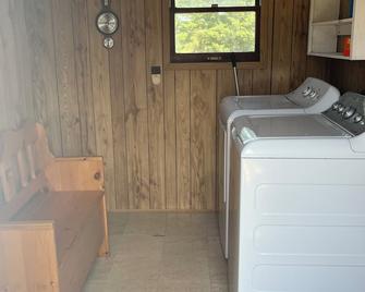 Private two bedroom home near Summerside with office; AC; fireplace; TV; wifi - Summerside - Laundry facility