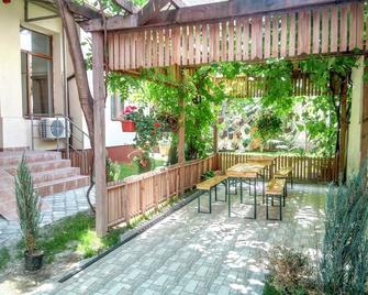 Central Guesthouse - Bucharest - Patio